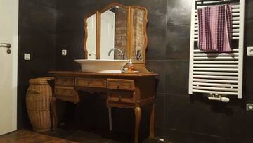 Фото номера Семейный люкс Проживание в семье Parila Home Stay г. Parila 8
